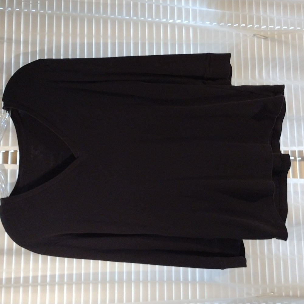 Jones New York v-neck top. Size L. Black.